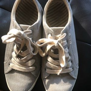 Taos gray sneakers size 7 1/2. GUC!!!